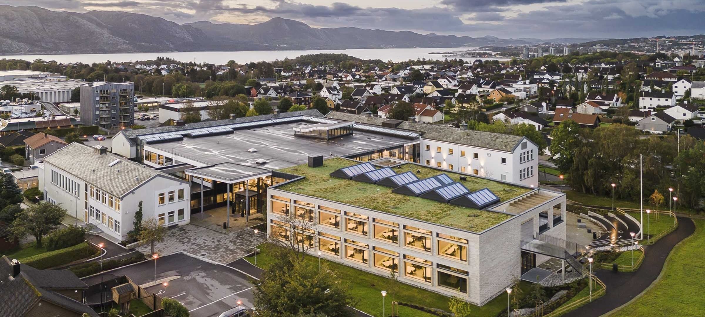 Utside av nytt påbygg med mosekledd tak til Hetland videregående skole. Foto.