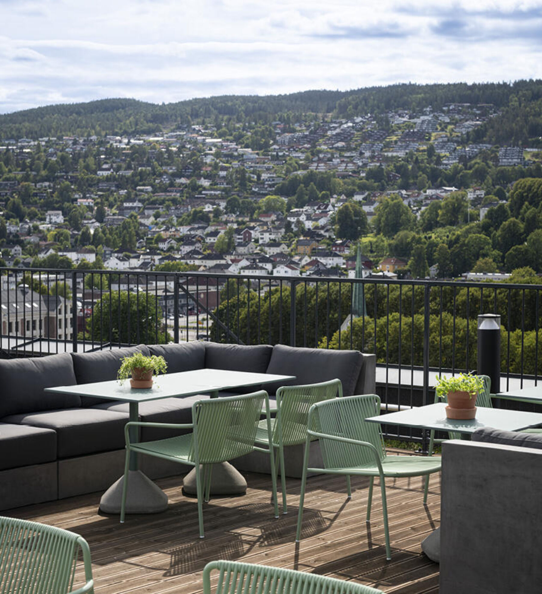 Utsikt over Drammen by fra taket på kontorbygget Spor X. Sittegrupper plassert i en lounggruppe. Foto.